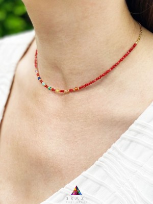 Naszyjnik Brazi Druse Jewelry z koralu, subtelny, z kolorowymi akcentami.
