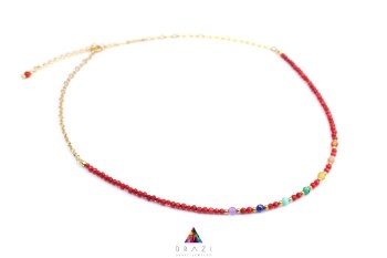 Naszyjnik Brazi Druse Jewelry z korala, czerwony, z kolorowymi kamieniami czakr.