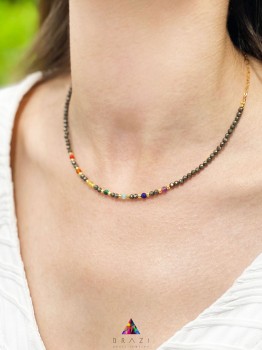 Naszyjnik Brazi Druse Jewelry z pirytu, ozdobiony kamieniami chakra.