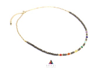 Naszyjnik Brazi Druse Jewelry z pirytu, zdobiony kolorowymi kamieniami.