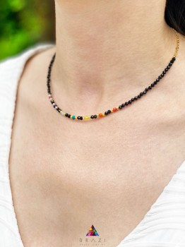 Naszyjnik z czarnego turmalinu i kolorowych minerałów na szyi modelki, biżuteria Brazi