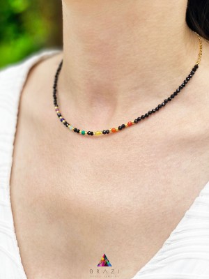 Naszyjnik z czarnego turmalinu i kolorowych minerałów na szyi modelki, biżuteria Brazi