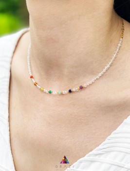 Naszyjnik Brazi Druse Jewelry z Kryształu Górskiego, delikatny, z kolorowymi kamieniami czakr.