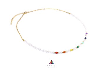 Naszyjnik Brazi Druse Jewelry z kryształu górskiego i kamieni czakr, złoty.