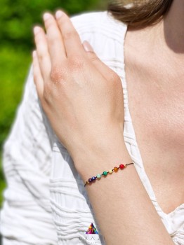 Ręcznie wykonana bransoletka z minerałów i czarnego sznurka na nadgarstku modelki, biżuteria Brazi