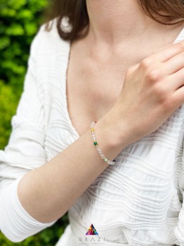 Bransoletka z kryształem górskim i wielobarwnymi kamieniami naturalnymi na nadgarstku, marka Brazi.