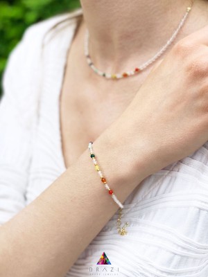 Bransoletka z naturalnego kryształu górskiego i kolorowych minerałów na nadgarstku, biżuteria Brazi