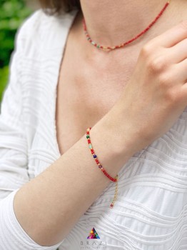 Bransoletka z naturalnego korala i kolorowych kamieni na nadgarstku, ręcznie wykonana biżuteria Brazi