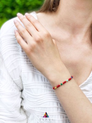 Bransoletka z wielobarwnych kamieni naturalnych na nadgarstku, biżuteria Brazi z gładkich koralików