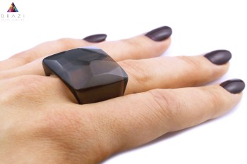 Pierścionek z fasetowanym kwarcem dymnym w srebrnej oprawie, model prezentowany na dłoni, biżuteria Brazi.