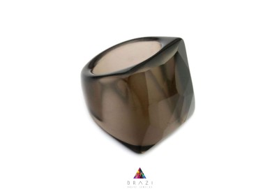 Pierścionek z naturalnym kwarcem dymnym o fasetowanym szlifie, srebrna oprawa, biżuteria Brazi.