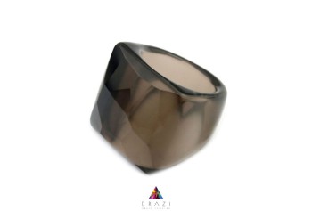 Srebrny pierścionek z fasetowanym kwarcem dymnym, widok profilu bocznego, biżuteria Brazi.