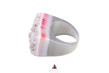 Pierścionek z agatu w profilu, widoczna warstwowa budowa kamienia i gładka obrączka, biżuteria Brazi.