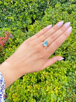 Pierścionek z naturalnym topazem sky blue w złocie 585, fasetowany szlif kropla, biżuteria Brazi.