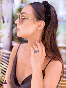 Złoty pierścionek z topazem Sky Blue w lifestylowej stylizacji, marka Brazi