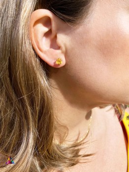 Złoty kolczyk z naturalnym cytrynem o szlifie trylion na uchu, biżuteria Brazi