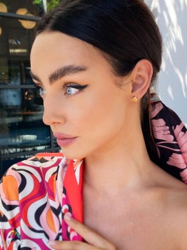 Złote kolczyki z cytrynem 3 ct w stylizacji lifestyle na modelce, marka Brazi