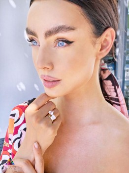 Złoty pierścionek z kamieniem księżycowym w oprawie 585 noszony kaskadowo z drugą obrączką, marka Brazi.