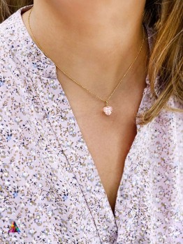 Naszyjnik z naturalnym kwarcem różowym i złotym łańcuszkiem kulkowym na szyi modelki, biżuteria Brazi