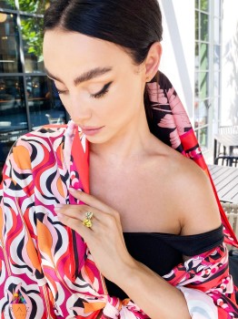 Pierścionek z naturalnym kwarcem lemon w kształcie kropli na dłoni modelki, biżuteria Brazi.