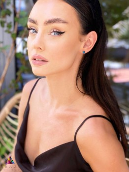 Kolczyki z naturalnym topazem London Blue w szlifie trylion, biżuteria Brazi na modelce.