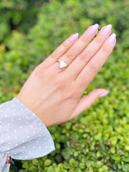 Pierścionek z naturalnym kamieniem księżycowym 4 ct w oprawie z żółtego złota na dłoni, biżuteria Brazi.