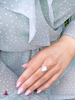 Pierścionek z naturalnym kamieniem księżycowym o szlifie kropli w srebrnej oprawie, biżuteria marki Brazi