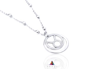 Srebrny naszyjnik z okrągłą zawieszką o gładkiej powierzchni na cienkim łańcuszku, biżuteria Brazi