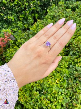 Pierścionek z naturalnym fioletowym ametystem w szlifie trylion na dłoni, biżuteria marki Brazi