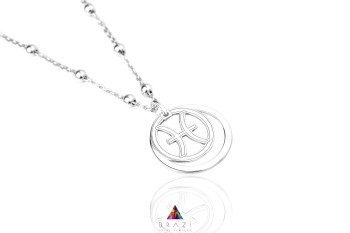 Srebrny naszyjnik z okrągłą ażurową zawieszką i ozdobnym łańcuszkiem z kuleczkami, biżuteria Brazi