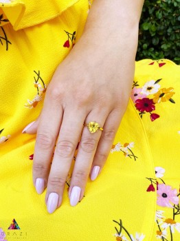 Pierścionek z naturalnym cytrynem o szlifie trylion na dłoni modelki, biżuteria marki Brazi