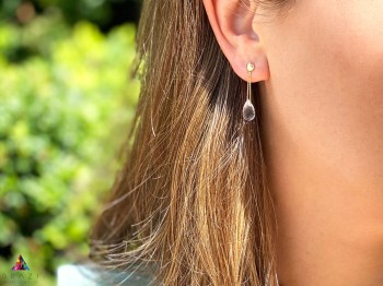 Kolczyk z kryształem górskim na uchu modelki, biżuteria z kamieni naturalnych Brazi