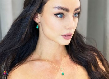 Złoty naszyjnik i kolczyki z chalcedonem w stylizacji na modelce, biżuteria Brazi