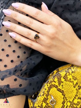 Pierścionek Brazi Druse Jewelry, kwarc dymny 4 ct., trylion, złoty.