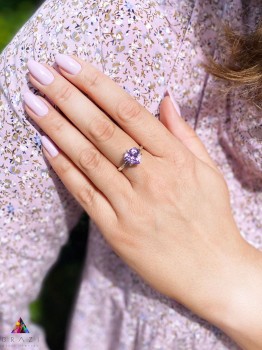 Pierścionek z ametystem Lila o trójkątnym szlifie w srebrnej oprawie, biżuteria Brazi