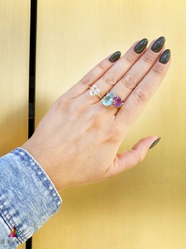 Złoty pierścionek z topazem sky blue w zestawie z innymi pierścionkami z kamieni naturalnych, biżuteria Brazi.