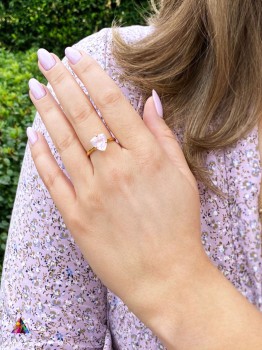 Złoty pierścionek z naturalnym kwarcem różowym o szlifie trylion, biżuteria Brazi.