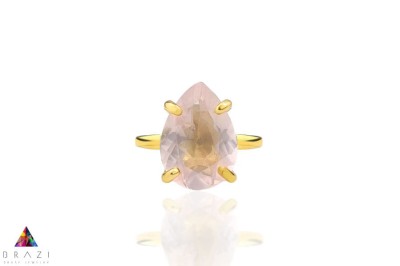 Złoty pierścionek z kwarcem różowym 6 ct w szlifie kropli, packshot na białym tle, biżuteria Brazi