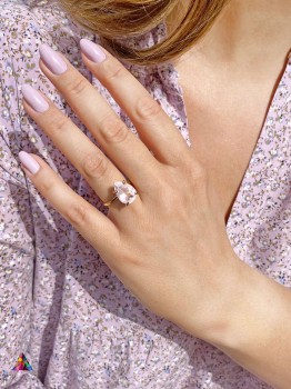 Pierścionek z kwarcem różowym o szlifie kropli w złotej oprawie, naturalny kamień od Brazi.