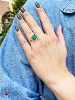 Złoty pierścionek z zielonym chalcedonem w szlifie trylion na dłoni, biżuteria Brazi