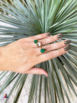 Pierścionek z chalcedonem w złocie zestawiony z kolekcją biżuterii z minerałów, marka Brazi