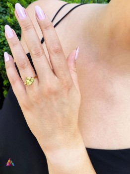 Pierścionek Brazi Druse Jewelry z kwarcu lemon, trylionowy szlif, złoty.