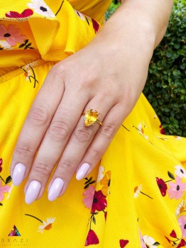 Złoty pierścionek z dużym cytrynem 6 ct o szlifie kropli na dłoni modelki, naturalna biżuteria marki Brazi.