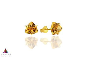 Złote kolczyki sztyfty z cytrynem o szlifie trylion na białym tle, biżuteria Brazi