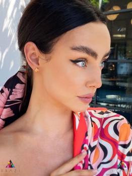 Kolczyki z naturalnym cytrynem w szlifie trylion na uchu modelki, biżuteria Brazi