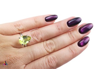 Srebrny pierścionek z naturalnym kwarcem lemon w szlifie kropli na dłoni, biżuteria Brazi.