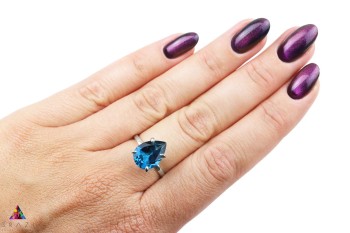 Srebrny pierścionek z naturalnym topazem London Blue o masie 6 karatów, biżuteria Brazi.