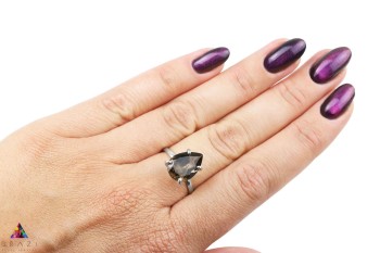 Srebrny pierścionek z fasetowanym kwarcem dymnym w formie kropli, marka Brazi