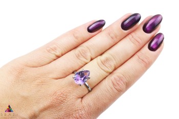 Pierścionek Brazi Druse Jewelry z ametystem, kształt kropli, oprawa srebrna.