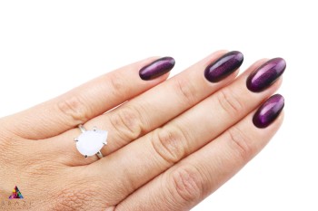 Srebrny pierścionek z kamieniem księżycowym o masie 6 ct w szlifie kropli, ręcznie wykonany przez Brazi